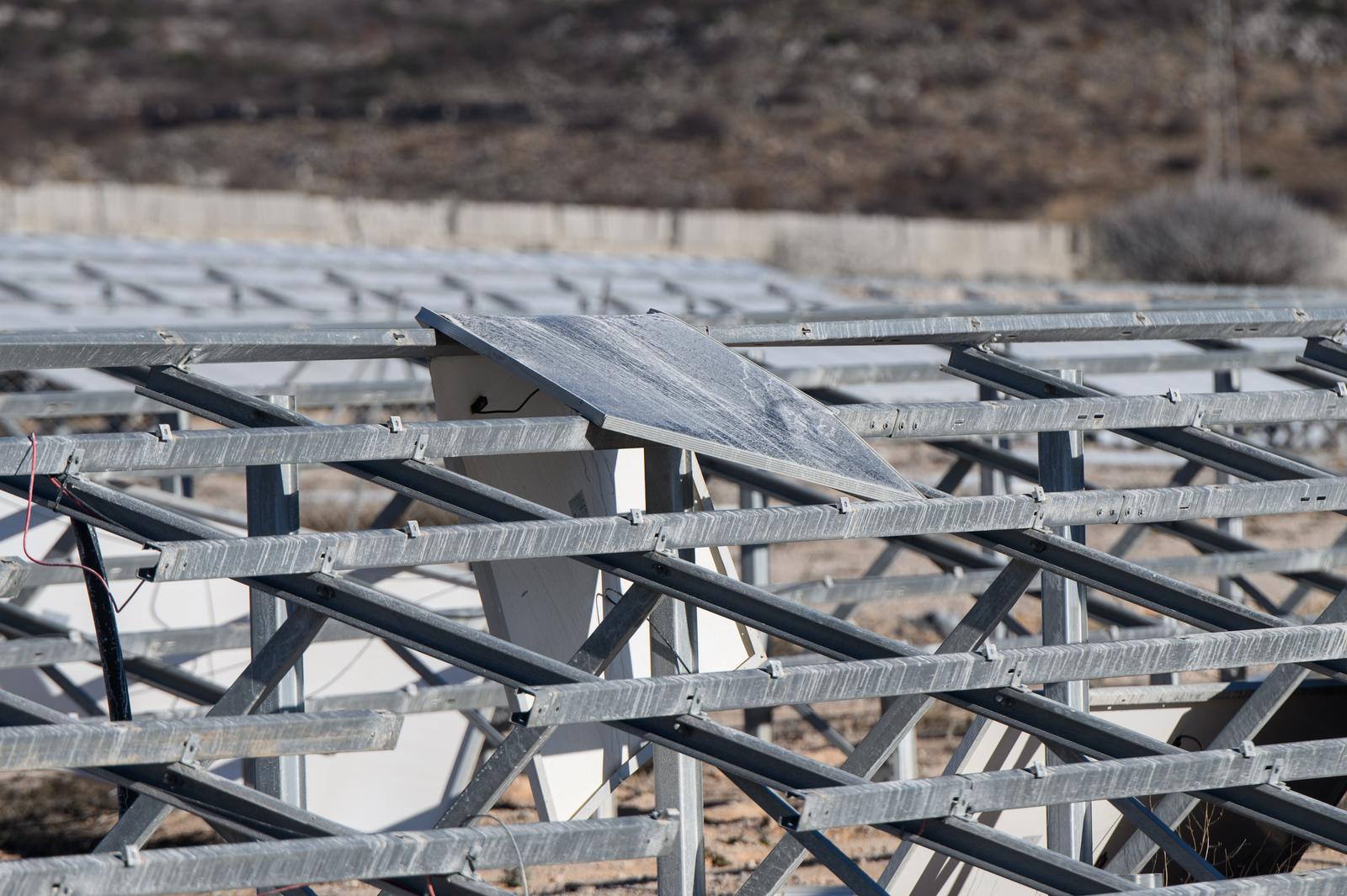 U Zatonu Obrovačkom bura uništila jednu od najvećih solarnih elektrana u Hrvatskoj U Zatonu Obrovačkom bura uništila jednu od najvećih solarnih elektrana u Hrvatskoj