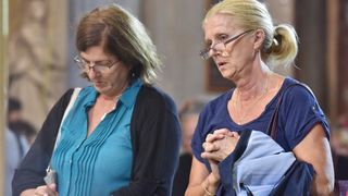 Velik broj vjernika sudjelovalo u procesiji u kojoj je nošeno tijelo Leopolda Bogdana Mandića od crkve Gospe od zdravlja do katedrale sv. Stošije Velik broj vjernika sudjelovalo u procesiji u kojoj je nošeno tijelo Leopolda Bogdana Mandića od crkve Gospe od zdravlja do katedrale sv. Stošije