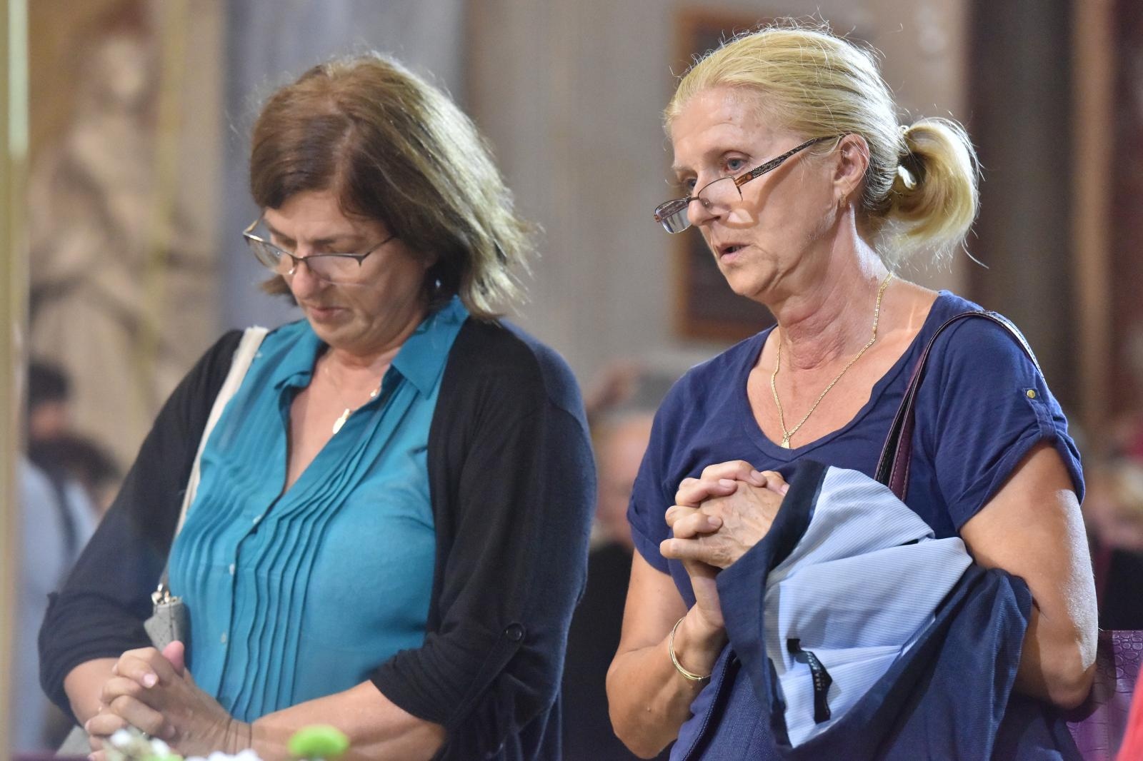 Velik broj vjernika sudjelovalo u procesiji u kojoj je nošeno tijelo Leopolda Bogdana Mandića od crkve Gospe od zdravlja do katedrale sv. Stošije Velik broj vjernika sudjelovalo u procesiji u kojoj je nošeno tijelo Leopolda Bogdana Mandića od crkve Gospe od zdravlja do katedrale sv. Stošije