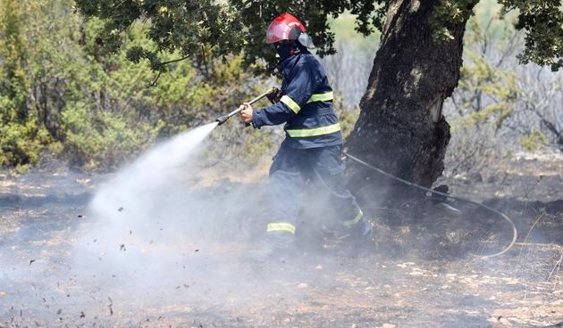 Vodice: veliki požar u Gaćelezima zaprijetio kućama, brzom intervencijom stavljen pod kontrolu