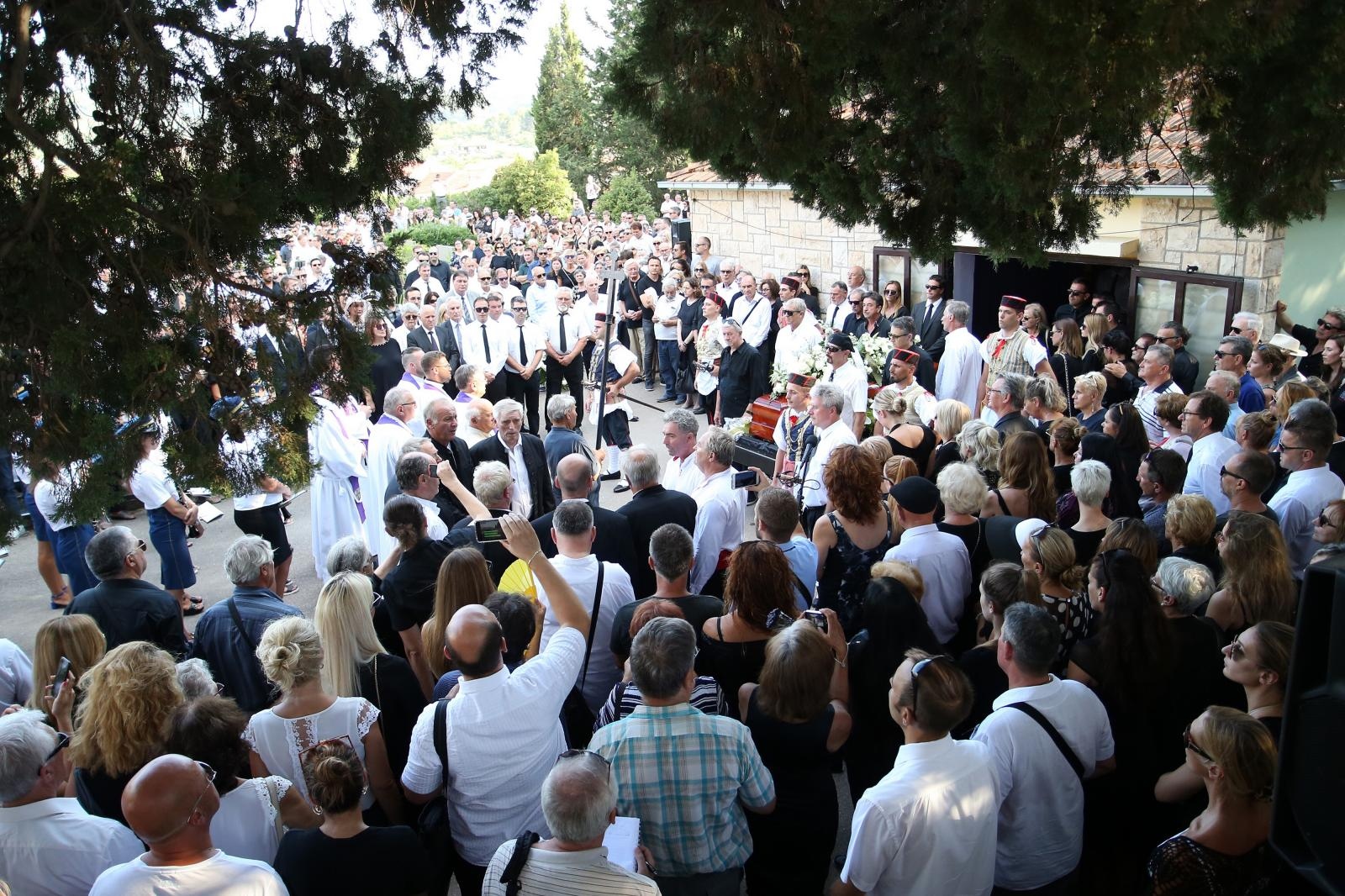 Posljednji ispraćaj Olivera Dragojevića na groblju Sveti Roko u Veloj Luci Posljednji ispraćaj Olivera Dragojevića na groblju Sveti Roko u Veloj Luci