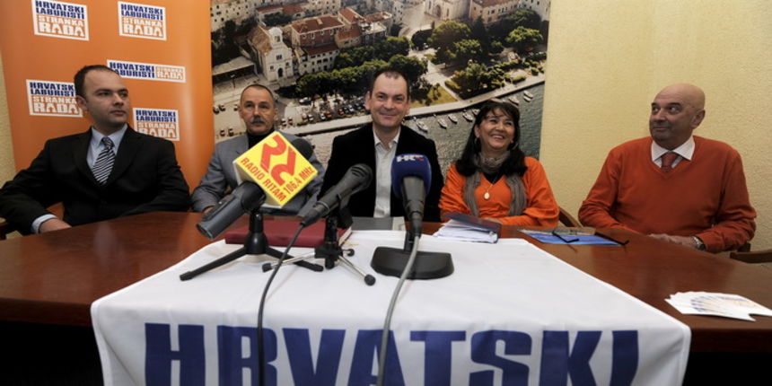 Sibenik ,240113.
Hrvtaski Laburisti predstavili su Slavena Jakelica svog kandidata za gradonacelnik na predstojecim lokalnim izborima.
Foto: Niksa Stipanicev / CROPIX Sibenik ,240113.
Hrvtaski Laburisti predstavili su Slavena Jakelica svog kandidata za gradonacelnik na predstojecim lokalnim izborima.
Foto: Niksa Stipanicev / CROPIX