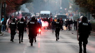 Sarajevo, 061011. 
Navijacki neredi oko i na stadionu Grbavica sat vremena prije prijateljske utakmice izmedju Zeljeznicara i Hajduka. 
Navijaci Hajduka (navodno iz BIH) usli su na juznu tribinu unistavajuci koreografiju domacih navijaca. 
Nakon masovne t