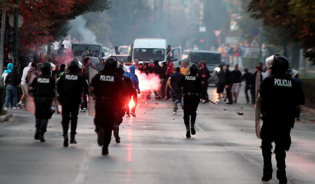Sarajevo, 061011. 
Navijacki neredi oko i na stadionu Grbavica sat vremena prije prijateljske utakmice izmedju Zeljeznicara i Hajduka. 
Navijaci Hajduka (navodno iz BIH) usli su na juznu tribinu unistavajuci koreografiju domacih navijaca. 
Nakon masovne t