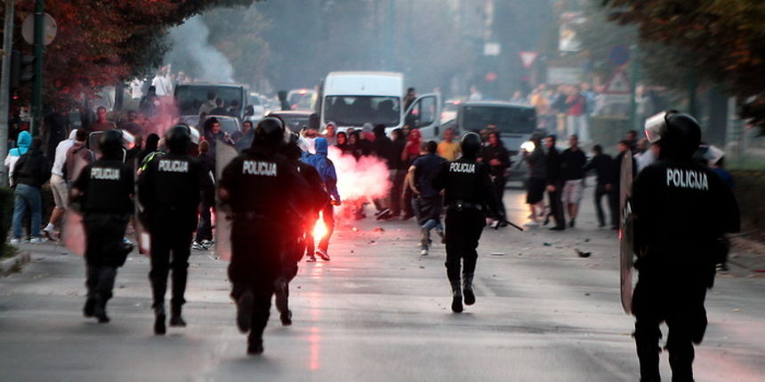 Sarajevo, 061011. 
Navijacki neredi oko i na stadionu Grbavica sat vremena prije prijateljske utakmice izmedju Zeljeznicara i Hajduka. 
Navijaci Hajduka (navodno iz BIH) usli su na juznu tribinu unistavajuci koreografiju domacih navijaca. 
Nakon masovne t
