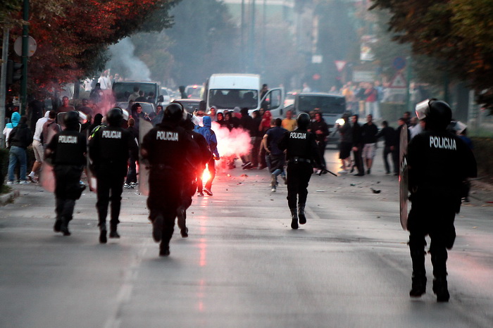 Sarajevo, 061011. 
Navijacki neredi oko i na stadionu Grbavica sat vremena prije prijateljske utakmice izmedju Zeljeznicara i Hajduka. 
Navijaci Hajduka (navodno iz BIH) usli su na juznu tribinu unistavajuci koreografiju domacih navijaca. 
Nakon masovne t