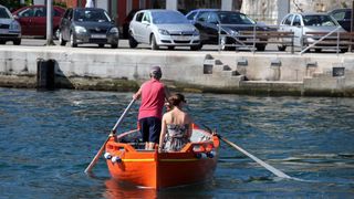 17.07.2013., Zadar – Mlada dama je uz pomoc barkajola presla preko mora na drugu stranu zadarske rive. Photo: Zeljko Mrsic/PIXSELL Autor  Zeljko Mrsic/PIXSELL KLJUČNE RIJEČI  camac, barkajol, brod, zena, djevojka