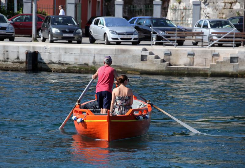 17.07.2013., Zadar – Mlada dama je uz pomoc barkajola presla preko mora na drugu stranu zadarske rive. Photo: Zeljko Mrsic/PIXSELL Autor  Zeljko Mrsic/PIXSELL KLJUČNE RIJEČI  camac, barkajol, brod, zena, djevojka