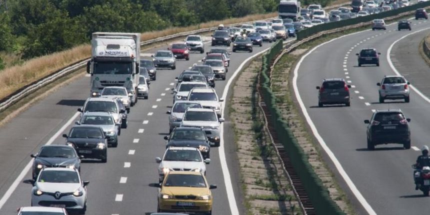 Kolona vozila na zagrebackoj obilaznici u smjeru prema moru proteze se od cvora Buzin do cvora Lucko. Photo: Davor Puklavec/PIXSELL Kolona vozila na zagrebackoj obilaznici u smjeru prema moru proteze se od cvora Buzin do cvora Lucko. Photo: Davor Puklavec/PIXSELL