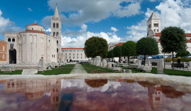 Zadar, 161012.
Igra oblaka i sunca uz najprepoznatljivije zadarske znamenitosti – crkvu sv. Donata sa Zvonikom sv. Stosije na zadarskom antickom Forumu.
Foto: Luka Gerlanc / CROPIX