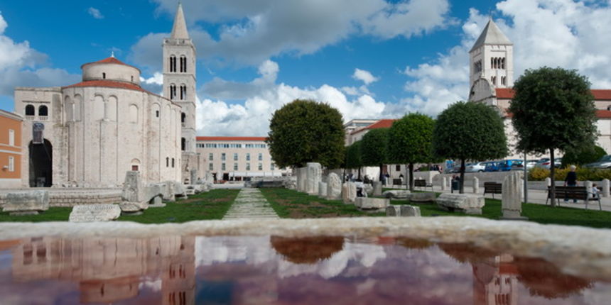Zadar, 161012.
Igra oblaka i sunca uz najprepoznatljivije zadarske znamenitosti – crkvu sv. Donata sa Zvonikom sv. Stosije na zadarskom antickom Forumu.
Foto: Luka Gerlanc / CROPIX