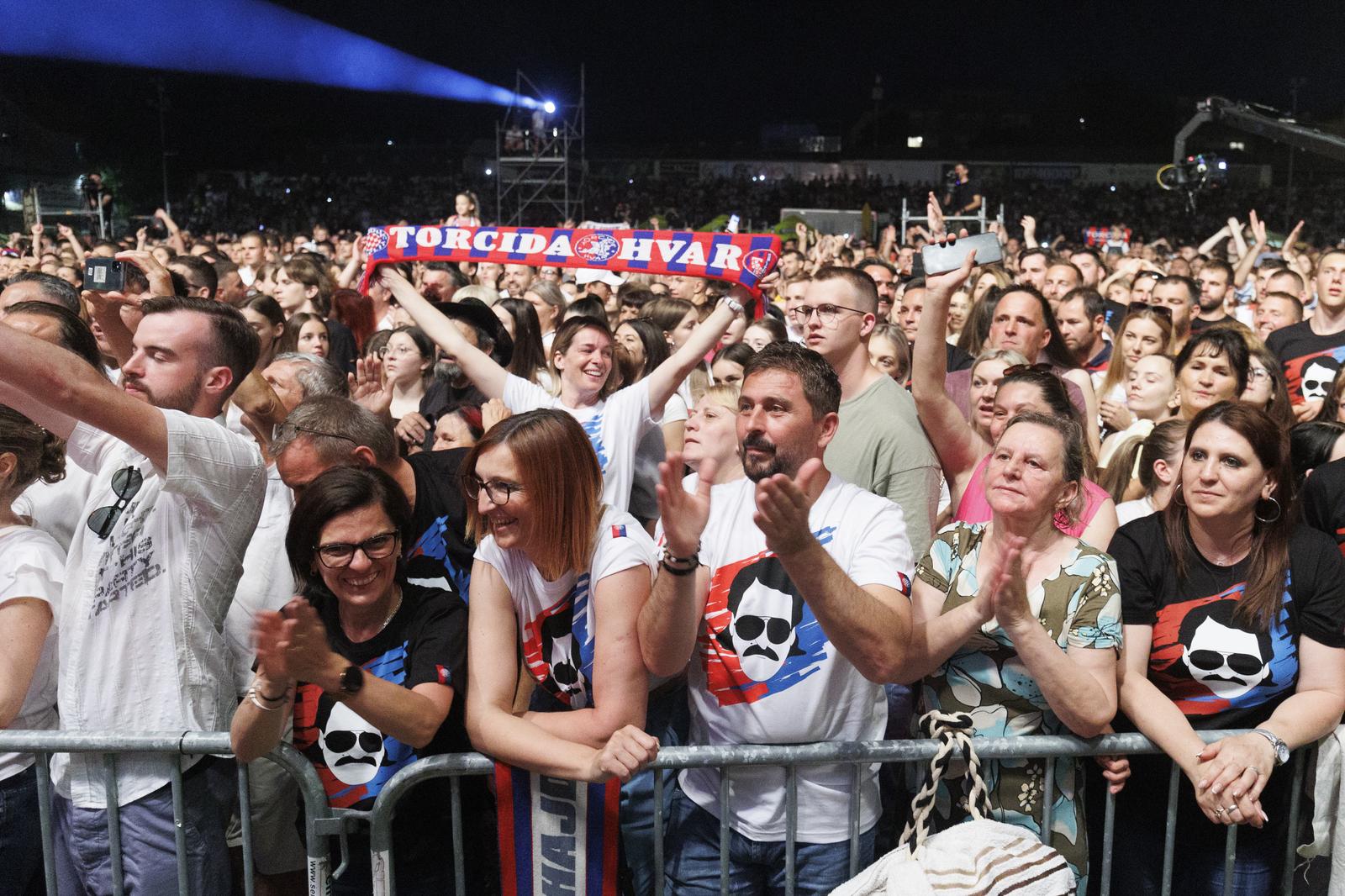 Mišo Kovač i prijatelji na Starom placu u Splitu Mišo Kovač i prijatelji na Starom placu u Splitu