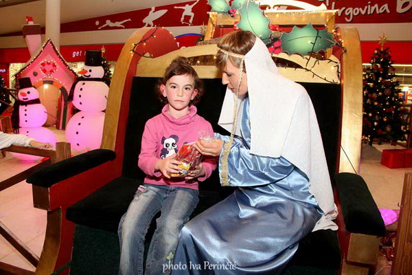 Sv. Luce razveselila mališane u Supernova centru, Foto: Iva Perinčić Sv. Luce razveselila mališane u Supernova centru, Foto: Iva Perinčić