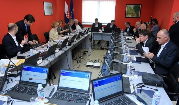 13.05.2015., Gunja – U zgradi Opcine odrzana je redovita sjednica Vlade RH na kojoj su ministri podnijeli izvjesce o sanaciji stanja na podrucju Vukovorsko-srijemske zupanije koje je pogodjeno poplavama u svibnju prosle godine. Photo: Davo Javorovic/PIX