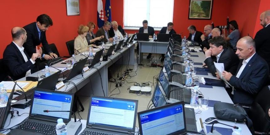 13.05.2015., Gunja – U zgradi Opcine odrzana je redovita sjednica Vlade RH na kojoj su ministri podnijeli izvjesce o sanaciji stanja na podrucju Vukovorsko-srijemske zupanije koje je pogodjeno poplavama u svibnju prosle godine. Photo: Davo Javorovic/PIX