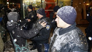 Zagreb, 220213.
Tristotinjak prosvjednika prosetalo je ulicama Zagreba u sklopu prosvjeda koji su organizirale skupine Occupy Croatia i Anonymous Hrvatska. U prosvjednoj setnji na nekoliko minuta zastali su uz zgrade Narodne banke, HDZ-a i SDP-a.
Na fotog Zagreb, 220213.
Tristotinjak prosvjednika prosetalo je ulicama Zagreba u sklopu prosvjeda koji su organizirale skupine Occupy Croatia i Anonymous Hrvatska. U prosvjednoj setnji na nekoliko minuta zastali su uz zgrade Narodne banke, HDZ-a i SDP-a.
Na fotog