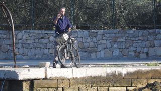 Može li bivši James Bond ‘proći’ kao obični turist? Pierce Brosnan na Visu pokazao još jedan talent