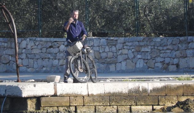 Može li bivši James Bond ‘proći’ kao obični turist? Pierce Brosnan na Visu pokazao još jedan talent