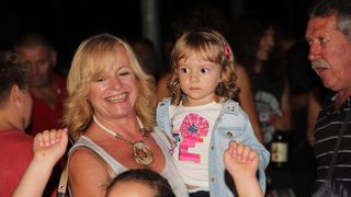 Na Stanovima se Kraljica mira slavi već preko 20 godina, a sinoćnjim misnim slavljem, procesijom i kasnije koncertom na školskom igralištu Stanarci su proslavili još jednu feštu. Koncert su održali grupa Dalmatico i Ivica Sikirić Ićo, foto: I. Perinčić Na Stanovima se Kraljica mira slavi već preko 20 godina, a sinoćnjim misnim slavljem, procesijom i kasnije koncertom na školskom igralištu Stanarci su proslavili još jednu feštu. Koncert su održali grupa Dalmatico i Ivica Sikirić Ićo, foto: I. Perinčić