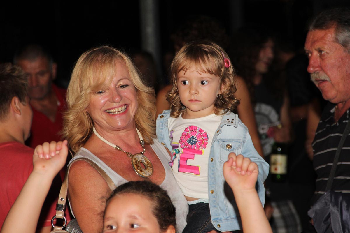 Na Stanovima se Kraljica mira slavi već preko 20 godina, a sinoćnjim misnim slavljem, procesijom i kasnije koncertom na školskom igralištu Stanarci su proslavili još jednu feštu. Koncert su održali grupa Dalmatico i Ivica Sikirić Ićo, foto: I. Perinčić Na Stanovima se Kraljica mira slavi već preko 20 godina, a sinoćnjim misnim slavljem, procesijom i kasnije koncertom na školskom igralištu Stanarci su proslavili još jednu feštu. Koncert su održali grupa Dalmatico i Ivica Sikirić Ićo, foto: I. Perinčić