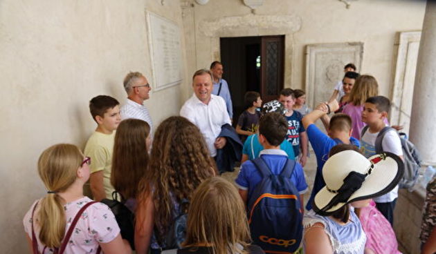 Gradonačelnik Dukić primio učenike osnovne škole iz Gline