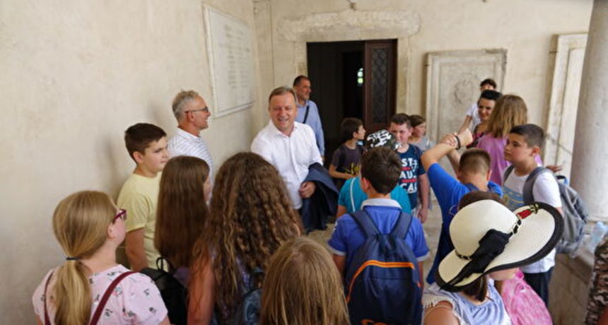 Gradonačelnik Dukić primio učenike osnovne škole iz Gline