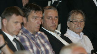 Split, 270611.
Danas je u kino sali na poljudskom stadionu odrzana komemoracija za preminulog Tomislava Ivica nogometnog trenera.
Bivsi Hajdukov predsjednik Josko Svagusa u drustvu Adriana Koznikua
Foto: Jakov Prkic / Cropix Split, 270611.
Danas je u kino sali na poljudskom stadionu odrzana komemoracija za preminulog Tomislava Ivica nogometnog trenera.
Bivsi Hajdukov predsjednik Josko Svagusa u drustvu Adriana Koznikua
Foto: Jakov Prkic / Cropix