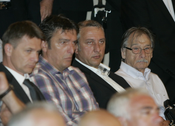 Split, 270611.
Danas je u kino sali na poljudskom stadionu odrzana komemoracija za preminulog Tomislava Ivica nogometnog trenera.
Bivsi Hajdukov predsjednik Josko Svagusa u drustvu Adriana Koznikua
Foto: Jakov Prkic / Cropix Split, 270611.
Danas je u kino sali na poljudskom stadionu odrzana komemoracija za preminulog Tomislava Ivica nogometnog trenera.
Bivsi Hajdukov predsjednik Josko Svagusa u drustvu Adriana Koznikua
Foto: Jakov Prkic / Cropix