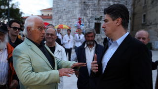 Zadar, 120513.
Trg pet bunara, Poluotok. 
Predizborni skup SDP-a na kojem je sudjelovao predsjednik stranke Zoran Milanovic. Na skupu je predstavljen i kandidat za gradonacelnika Zadra Ivo Bilic. Na fotografiji: Zoran Milanovic i Ivica Mastruko.
Foto: Jur