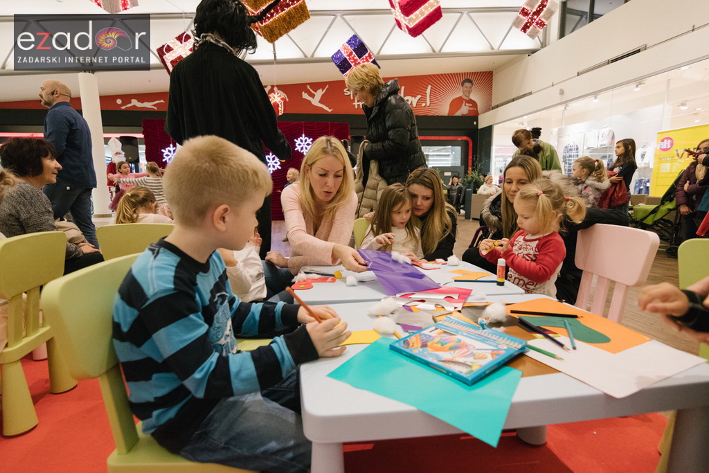 Sveti Nikola posjetio Supernova centar i razveselio mališane