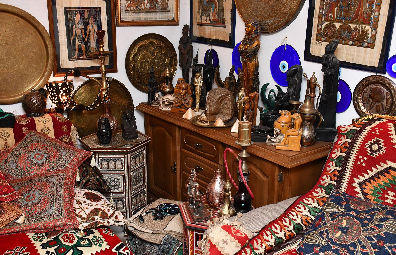 Brođanin Stanislav Hudi živi u kući koju je uredio u egipatskom stilu Brođanin Stanislav Hudi živi u kući koju je uredio u egipatskom stilu