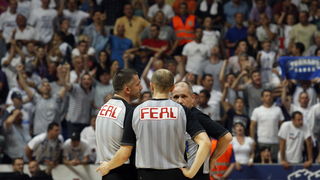 Zadar, 080610.
Dvorana Kresimir Cosic.
Cetvrta finalna kosarkaska utkmica izmedju Zadra i Cibone.
Na fotografiji: suci vecerasnjeg susreta Dozai Srdjan, Herceg Sinisa i Radovic Sreten.
Foto: Jure Miskovic / CROPIX Zadar, 080610.
Dvorana Kresimir Cosic.
Cetvrta finalna kosarkaska utkmica izmedju Zadra i Cibone.
Na fotografiji: suci vecerasnjeg susreta Dozai Srdjan, Herceg Sinisa i Radovic Sreten.
Foto: Jure Miskovic / CROPIX