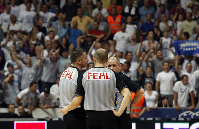 Zadar, 080610.
Dvorana Kresimir Cosic.
Cetvrta finalna kosarkaska utkmica izmedju Zadra i Cibone.
Na fotografiji: suci vecerasnjeg susreta Dozai Srdjan, Herceg Sinisa i Radovic Sreten.
Foto: Jure Miskovic / CROPIX Zadar, 080610.
Dvorana Kresimir Cosic.
Cetvrta finalna kosarkaska utkmica izmedju Zadra i Cibone.
Na fotografiji: suci vecerasnjeg susreta Dozai Srdjan, Herceg Sinisa i Radovic Sreten.
Foto: Jure Miskovic / CROPIX