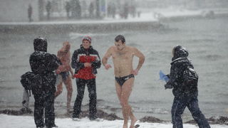 Split, 0302112.
Nakon nekoliko godina, danima najavljivan snijeg pao je i na Splitskom podrucju. Iako je bio najavljen, Splicani nisu bili spremni na bijeli pokrivac, te im je on uz snaznu buru otezavao svakodnevni zivot. Temperatura je bila oko -3.
Na f Split, 0302112.
Nakon nekoliko godina, danima najavljivan snijeg pao je i na Splitskom podrucju. Iako je bio najavljen, Splicani nisu bili spremni na bijeli pokrivac, te im je on uz snaznu buru otezavao svakodnevni zivot. Temperatura je bila oko -3.
Na f