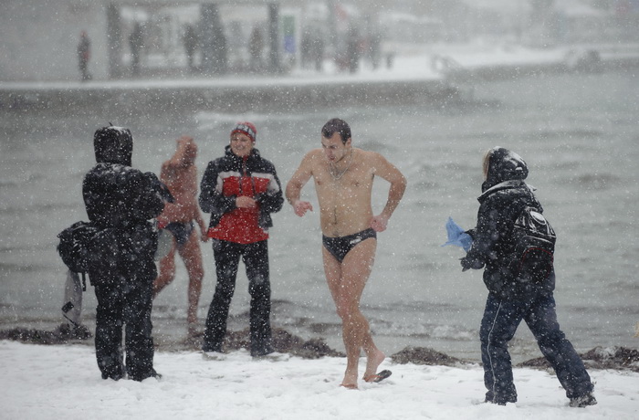 Split, 0302112.
Nakon nekoliko godina, danima najavljivan snijeg pao je i na Splitskom podrucju. Iako je bio najavljen, Splicani nisu bili spremni na bijeli pokrivac, te im je on uz snaznu buru otezavao svakodnevni zivot. Temperatura je bila oko -3.
Na f Split, 0302112.
Nakon nekoliko godina, danima najavljivan snijeg pao je i na Splitskom podrucju. Iako je bio najavljen, Splicani nisu bili spremni na bijeli pokrivac, te im je on uz snaznu buru otezavao svakodnevni zivot. Temperatura je bila oko -3.
Na f