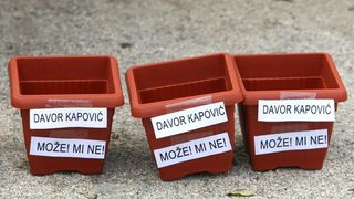 Ispred zgrade Općine Vir održan je prosvjed mještana i udruge Vir bez podjela na kojem su okupljeni izrazili svoje nezadovoljstvo politikom aktualne vlasti.  Photo: Dino Stanin/PIXSELL