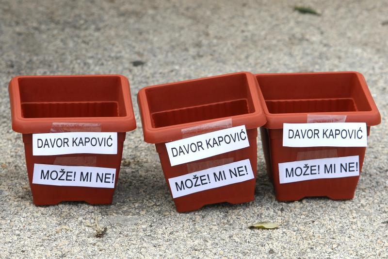 Ispred zgrade Općine Vir održan je prosvjed mještana i udruge Vir bez podjela na kojem su okupljeni izrazili svoje nezadovoljstvo politikom aktualne vlasti.  Photo: Dino Stanin/PIXSELL