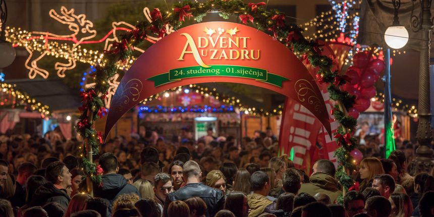 Spektakl u Zadru okupio mlade i stare: uz vatromet i koncert otvoren Advent Spektakl u Zadru okupio mlade i stare: uz vatromet i koncert otvoren Advent