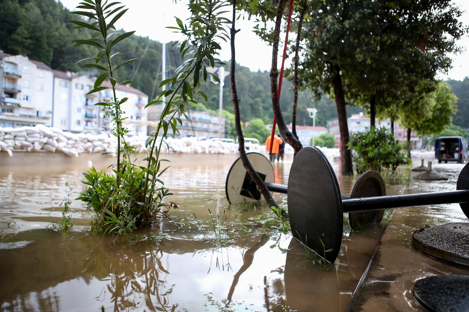 Obrovac: Poplava se polako povlači, stanovnici spašavaju stvari iz domova