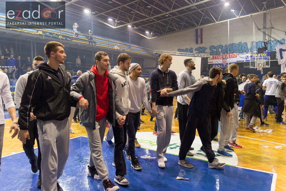 Humanitarno gledanje utakmice Zadar-Cibona (85-84) u Jazinama Humanitarno gledanje utakmice Zadar-Cibona (85-84) u Jazinama