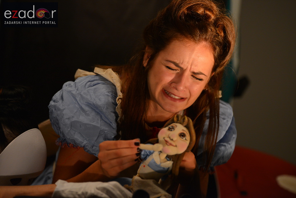 Stanarska fešta 2017: Predstava “U zemlji čudesa” Teatra Dragon Stanarska fešta 2017: Predstava “U zemlji čudesa” Teatra Dragon