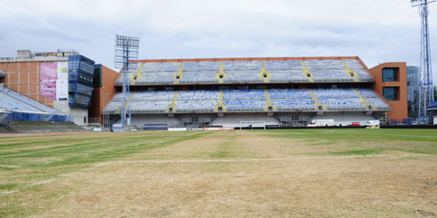 Zagreb, 180311. Travnjak Maksimirskog stadiona u vrlo je losem stanju uoci sutrasnjeg derbija Dinama sa Hajdukom. Foto: Damir Krajac / CROPIX Zagreb, 180311. Travnjak Maksimirskog stadiona u vrlo je losem stanju uoci sutrasnjeg derbija Dinama sa Hajdukom. Foto: Damir Krajac / CROPIX