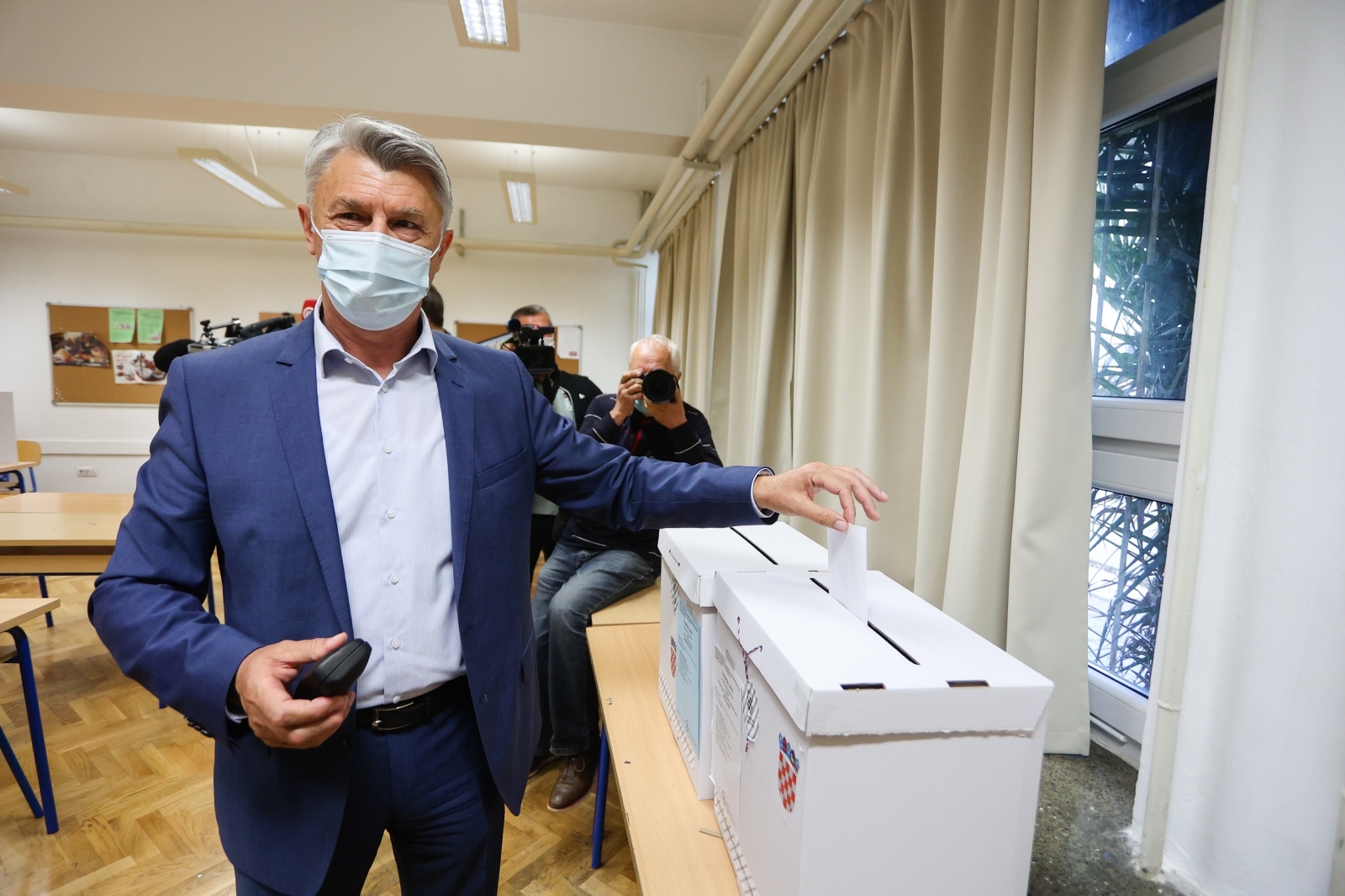 Kandidat za gradonačelnika Marko Vučetić i kandidat za župana Božidar Longin izašli na birališta Kandidat za gradonačelnika Marko Vučetić i kandidat za župana Božidar Longin izašli na birališta