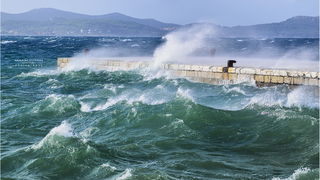 Spektakularna igra valova na zadarskoj rivi 5. studenog 2014.  Foto: Marin Pitton