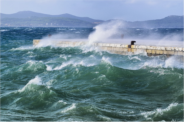 Spektakularna igra valova na zadarskoj rivi 5. studenog 2014.  Foto: Marin Pitton