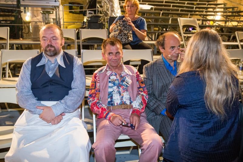 Kostimirana proba predstave Kafetarija prema djelu La bottega del caffe, jednoj od najuspješnijih komedija talijanskog komediografa Carla Goldonija