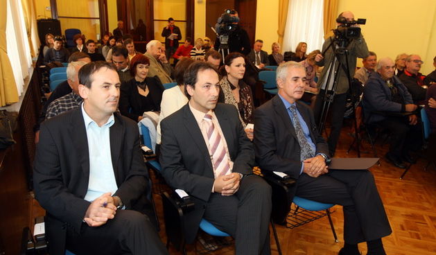 Zadar, 281010.
U Zadarskoj zupaniji u organizaciji Upravnog odjela za poljoprivredu i udruge Dalmacije Eko, odrzan je seminar iz ekoloske poljoprivrede “Zlatna pravila eko maslinarstva i eko vinogradarstva”.
Foto: Vladimir Ivanov / CROPIX