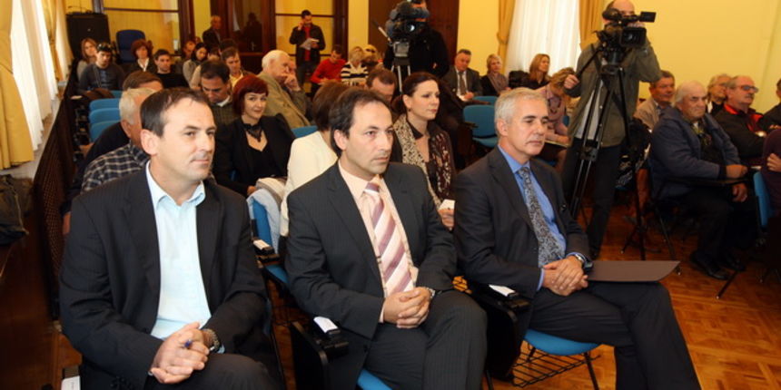 Zadar, 281010.
U Zadarskoj zupaniji u organizaciji Upravnog odjela za poljoprivredu i udruge Dalmacije Eko, odrzan je seminar iz ekoloske poljoprivrede “Zlatna pravila eko maslinarstva i eko vinogradarstva”.
Foto: Vladimir Ivanov / CROPIX