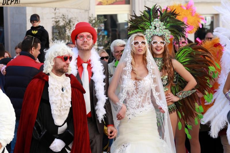 Splitski karneval: Vjenčanje Ave Karabatić i Ivana Pernara na splitskoj rivi