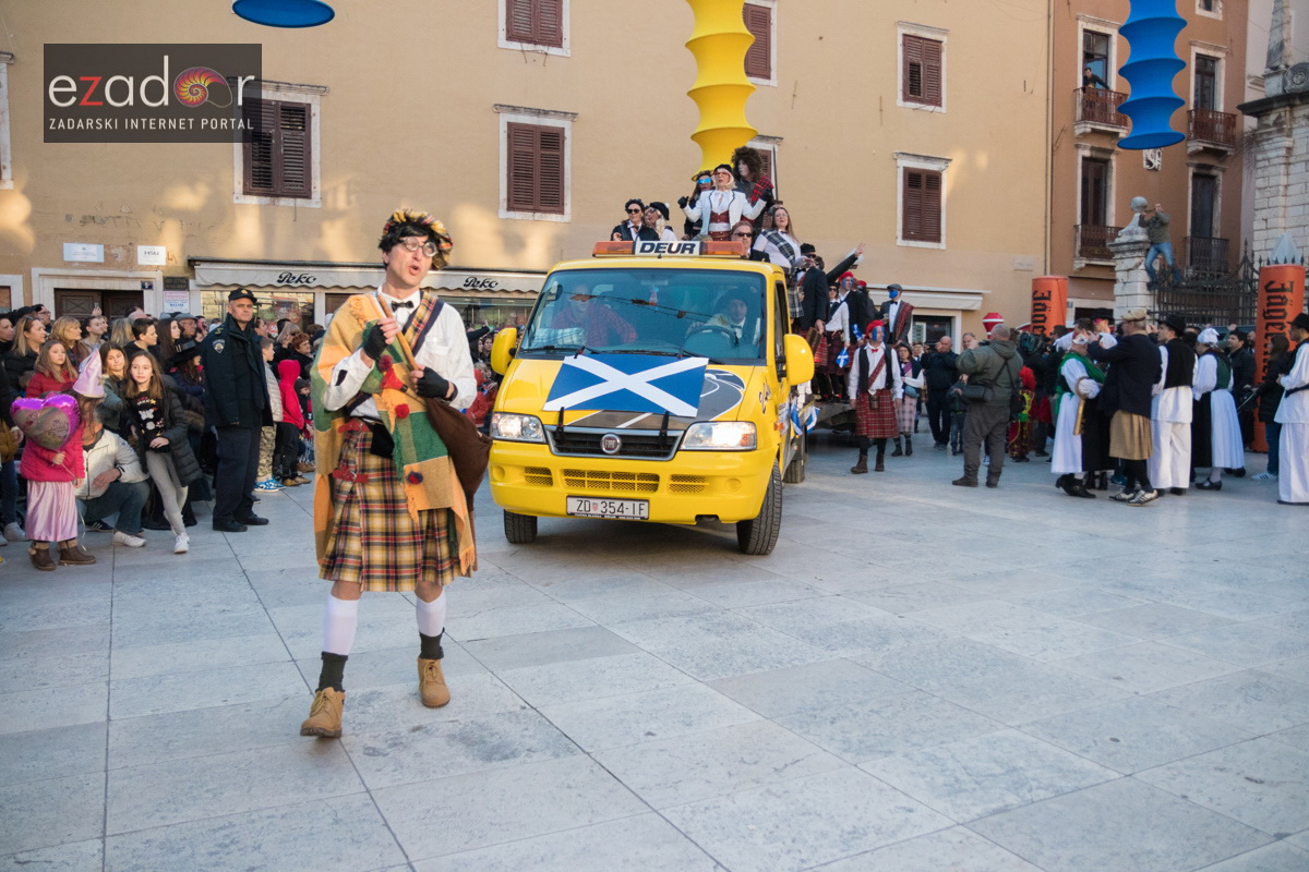 Zadarski karneval 2018: Povorka maškaranih skupina od Gradskih vrata preko Foruma do Narodnog trga Zadarski karneval 2018: Povorka maškaranih skupina od Gradskih vrata preko Foruma do Narodnog trga